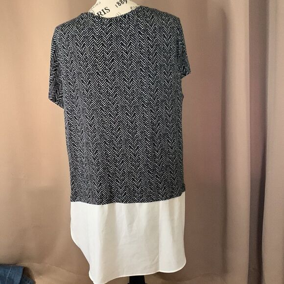 Pit to pit 21 inches the length and shoulder to him is 31.  9/1 - Picture 3 of 8